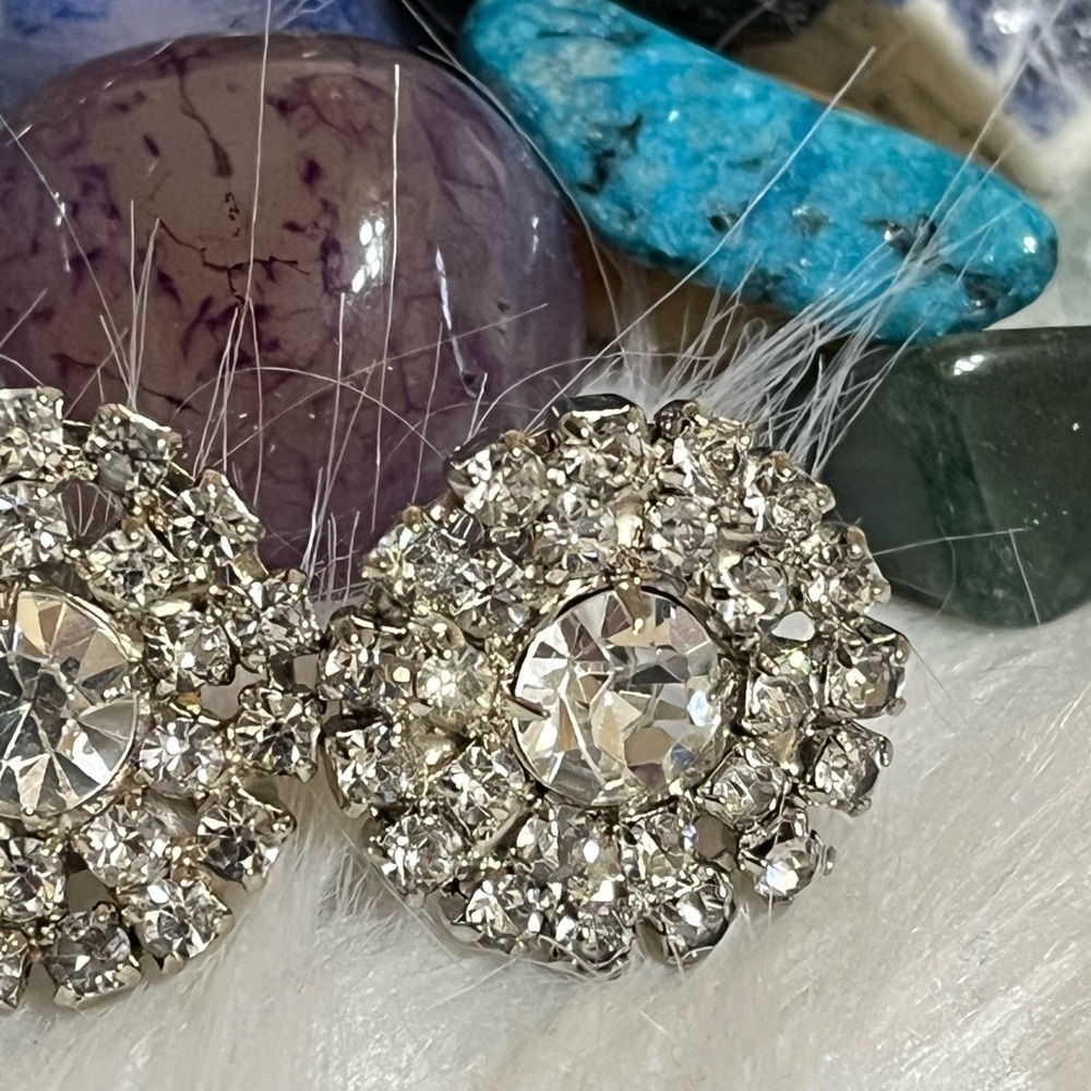 Gorgeous Rhinestones Screw Back Vintage Earrings - Picture 3 of 9